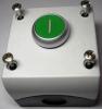 Tlačítko lícující s návratem, zelené-symbol I , průměr 22, čelní kroužek titanový v plastové skříni, kontakty 1Z+1R